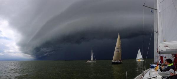helgavanleur's tweet photo. Watersport! "@weermed: fantastische foto's tijdens #dl24uurs #ijsselmeer #medemblik #shelfcloud http://t.co/jzKQr8251H”