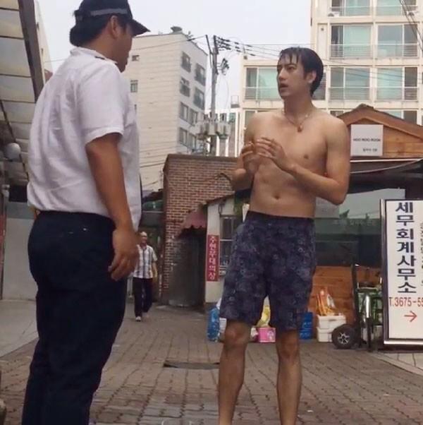 ThaiDragon599's tweet photo. ฟิล์ม รัฐภูมิ ทำภารกิจ #IceBucketChallenge ไม่ดูตาม้าตาเรือ เจอตำรวจเกาหลีจับ ปรับ 5,000 บาท http://t.co/mwHabdUscO
