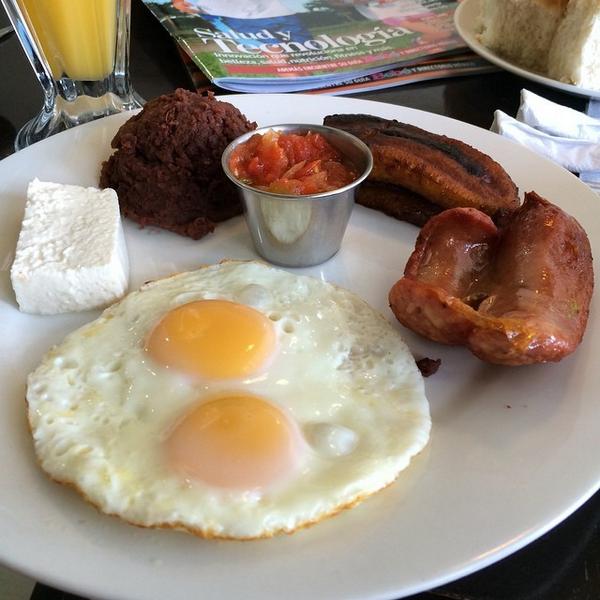 ComiendoComida's tweet photo. Status: NOM! (at Panadería Belén Santa Elena) http://t.co/gLPZL2EJxI