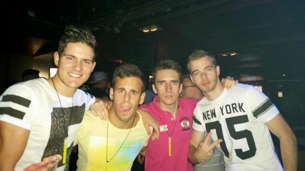 amadorberrio's tweet photo. una de party con la peñita @Mikelcervello @sergi_cerdan @imanolperez99 http://t.co/Ia6vUmPWUU
