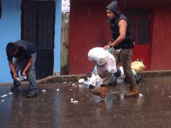 SlpXalapa's tweet photo. Aún con lluvia el servicio no se suspende. Respeto a los trabajadores de limpia pública. #XalapaTeQuieroVerLimpia http://t.co/Ri52CHHlsW