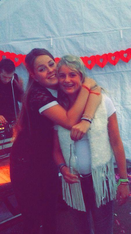 floor_bootx's tweet photo. Bestee surprise partyy oooit gehad met m'n aller bestee vriendinnetjes ♥ http://t.co/w6DzV45zy3