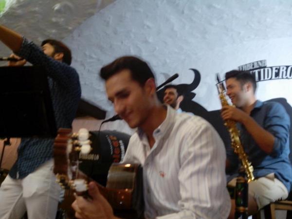 belencorcheta's tweet photo. @algazaramlg en directo! #ElMentidero #FeriaMLG http://t.co/zAkEcvibh2