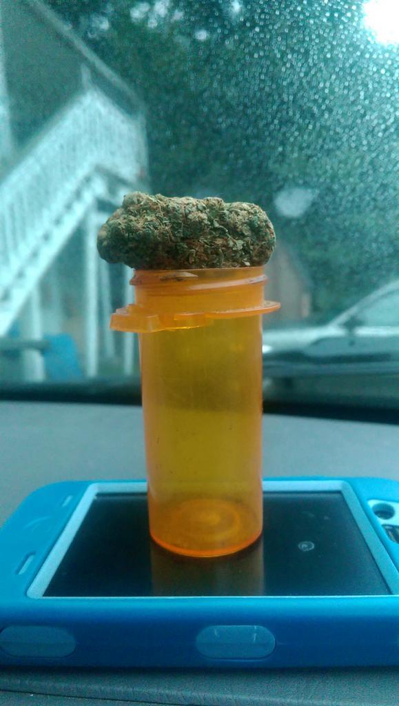 Im_Jus_Stoned's tweet photo. My Current Situation #OnLean http://t.co/fhvB1Ib3Pt