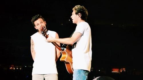 OneDirectionSHM's tweet photo. #2 Houston, USA; yesterday. http://t.co/xphH1oGtmH