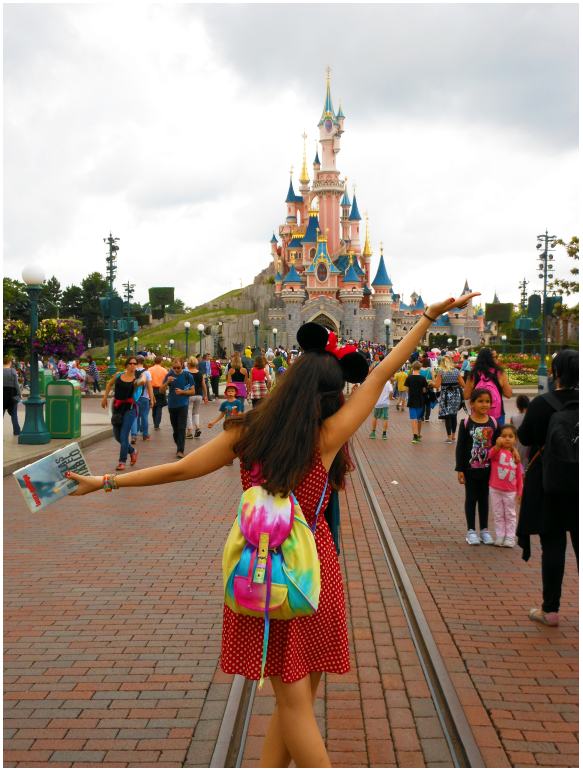 Anaysiana's tweet photo. Disneyland París (Francia) #LauraGallegoPorElMundo http://t.co/7XLmR0uMcv