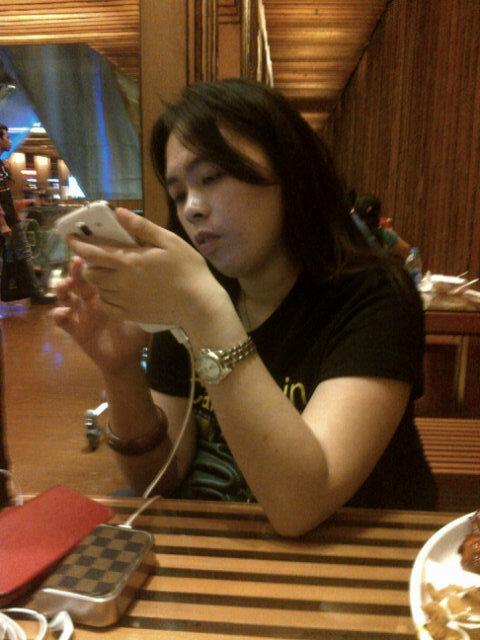 monicaPontoh's tweet photo. Sibuk dgn social media :p @indee_1605 http://t.co/5fMH6hnXwk