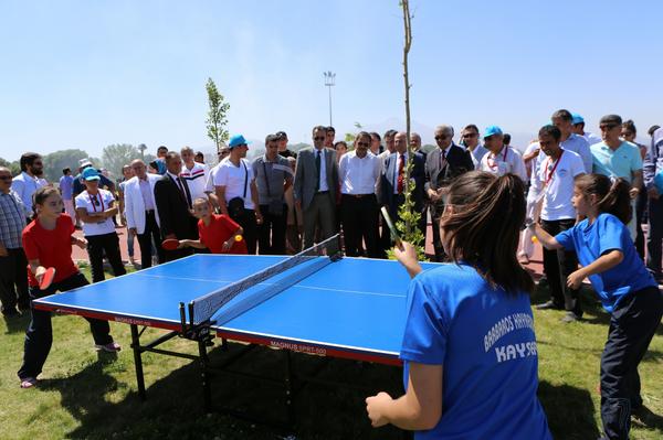 Birbirinden farklı sportif faaliyetlerle gençlerimizi çağın kötü alışkanlıklarından uzak tutmaya çalışıyoruz.