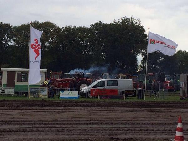 Ook martien visser aanwezig op de tekkertrek in Oudemirdum met de JCB GROUNDHOOK voor vervoer
