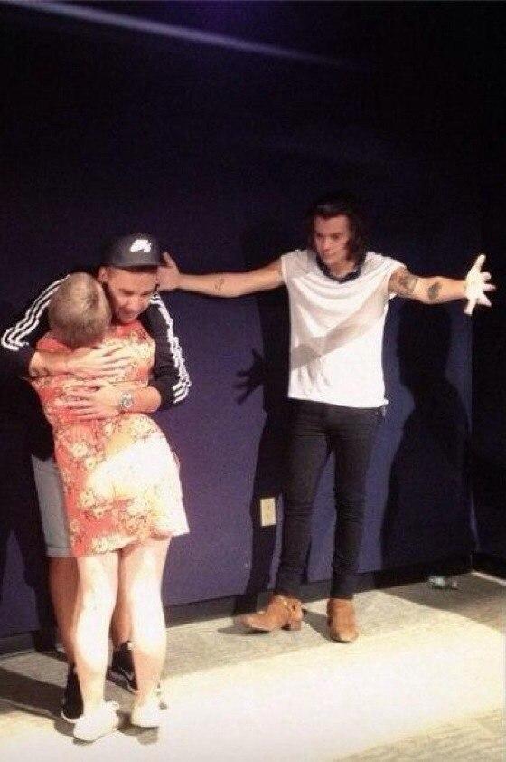 OneDirectionSHM's tweet photo. This moment when you think that a person goes to hug you, and in fact: http://t.co/jFe8KUHuxb