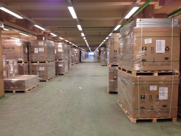RECOMSOLAR's tweet photo. 41 Container poly 250Wp in stock. http://t.co/rWhmvYbG6D