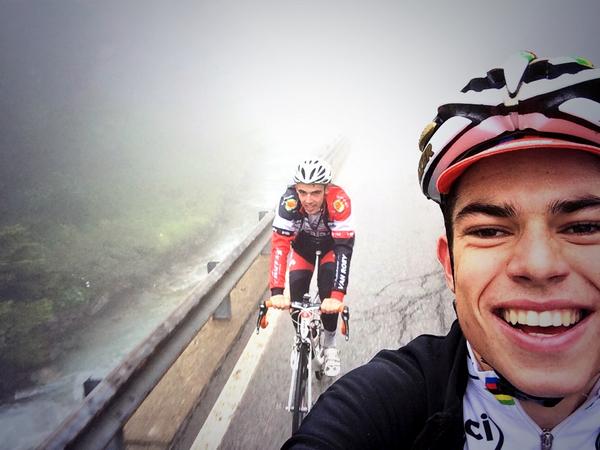 WoutvanAert's tweet photo. Beetje mistig vandaag. @303_cop niet kapot te krijgen! http://t.co/YEk5kcxXu0