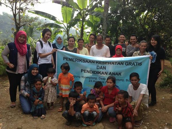 Ini nih penampakan kita bareng2 warga dan anak2 kampung Nyomplong :) selamat berjumpa di acara Desbin selanjutnya :)