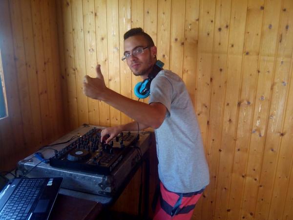 djchiruofficial's tweet photo. Aqui nos teneis en la prueba de sonido en disco sala la farandula (La Rabita) http://t.co/cDw2ykUVKK
