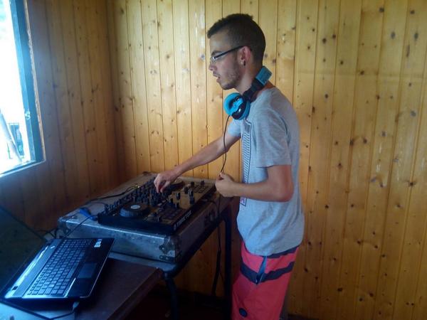 djchiruofficial's tweet photo. Aqui nos teneis en la prueba de sonido en disco sala la farandula (La Rabita) http://t.co/cDw2ykUVKK