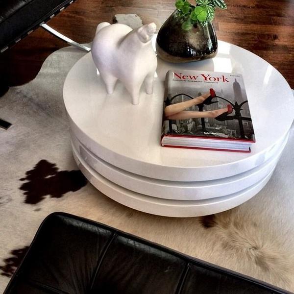 JessDInteriors's tweet image. Inviting and simple...#walnutfloors, #cowhide area rug, #Barcelonachairs, stacked cocktail table make this spot i...