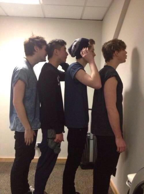 LukesVanzs's tweet image. Remember when they were all the same height #vote5sos #5sosfam