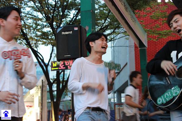 vromancehouse's tweet photo. (140822 홍대 버스킹)
오빠가 웃으면 내가 다 행복해지는 기분이 들어요
#브로맨스 #박현규  #bromane @WAENT2012 http://t.co/sGQhdhsCXU