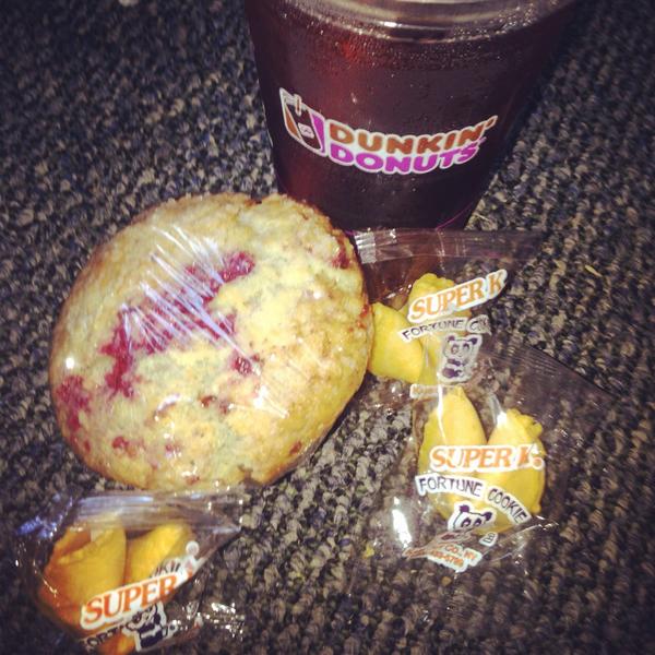 Samantha12Sue's tweet photo. #MyBreakfast #MyDunkins #DunkinDonuts #MostlyMuffins #RaspberryMuffin #FortuneCookies http://t.co/91TphKUjcz