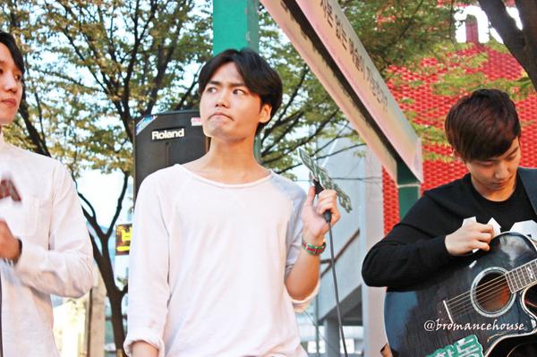 vromancehouse's tweet photo. (140822 홍대 버스킹)
단언컨대 브로맨스 씹덕킹은 현규오빠에요.
#브로맨스 #박현규  #bromane @WAENT2012 http://t.co/8bdpsuIjE8
