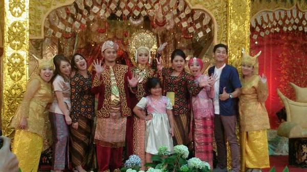 depeleh's tweet photo. Crazy Wedding Mas Wicky &amp; Mba Iye :D http://t.co/z2IlwFrjIo