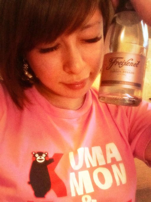 よったあー みんなねちゃって1人で飲んでる！ シャンパン、カクテル、チューハイ、 ワインからの、淡麗からの日本酒 そして、ハイボールーん！  やさぐれーん！ぐるぐるーん http://t.co/8bC