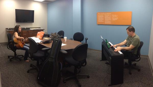 KayleeRutland's tweet image. Running through tonight's set...can't wait for #HawkFest @1049TheHawkQC LeClaire Park 7:15pm