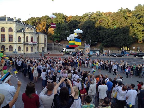 vld9_ua's tweet photo. #RT @EuromaidanPress #WayOfFreedom #Kyiv and #Kharkiv today Together with #Baltics, #Georgia, #Poland for our freedom http://t.co/H66zt2j37m