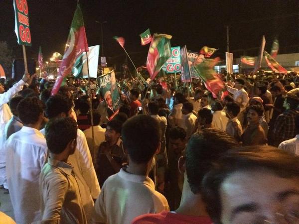 PTIofficial's tweet photo. Sargotha protest #AzadiSquare #AzadiMarchPTI http://t.co/ZYngqdM8tT