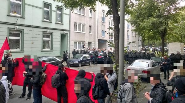 blocka_do's tweet photo. Sind jetzt vor dem besetzten Gebäude und haben die Polizeikette vor uns. #blockado #nonazisdo #squatado #Dortmund http://t.co/etgNR49Ydc