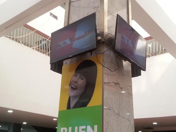 En este centro comercial venezolano obligan a escuchar noticiero de Gobierno en el almuerzo  sunoticiero.com/index.php/naci…