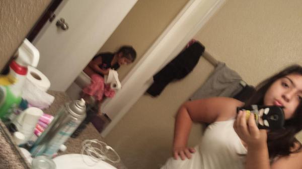 elisabeth_cutee's tweet image. She always gotta use it #poopingproblems