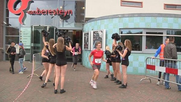 Hardloopwedstrijd door theaterzalen en woonhuizen rtvnoord.nl/?p=137801 #altijdopnoord #rtvnoord