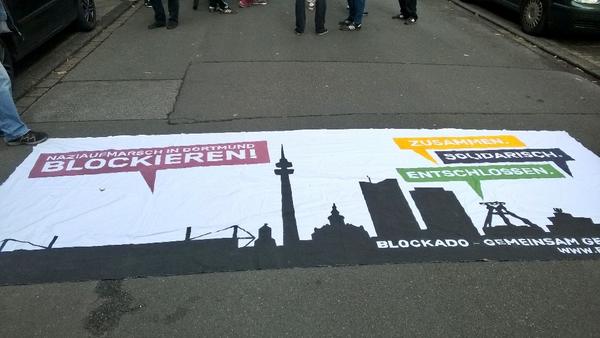 blocka_do's tweet photo. Wir setzen ein Zeichen. Gegen Nazis und für solidarische Unterstützung mit dem Avanti Zentrum. #squatado #blockado http://t.co/PyB9WzAUKZ