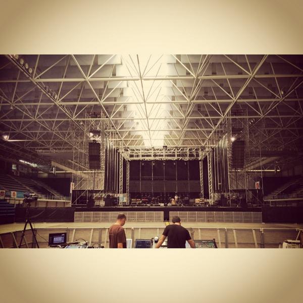 vetustamorla's tweet photo. Soundcheck en el Pabellón de Deportes Juegos Mediterráneos de ALMERÍA. Esta noche a las 22:30h. #LaDeriva http://t.co/25qKbzVSPf