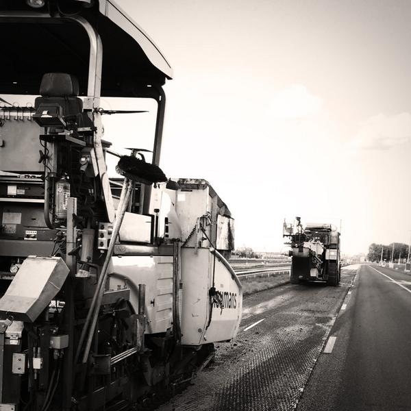 #A15 onderhoud door <a href="/HeijmansNL/">Heijmans</a> , asfalt gereed voor vandaag. Werkzaamheden inbouwen voegen volop aan de gang.