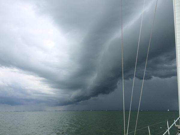 bluewave24uurs's tweet photo. #cloudporn tijdens de #dl24uurs zeilrace boven het IJsselmeer @lievenscheire @weermanroel ^SM http://t.co/myGRcjMHKk