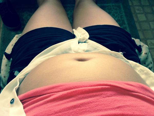 SoonToBeMommyox's tweet photo. 20 weeks #lookhuge #differentbody #smallbig? #bump http://t.co/ofPzNDVZyx
