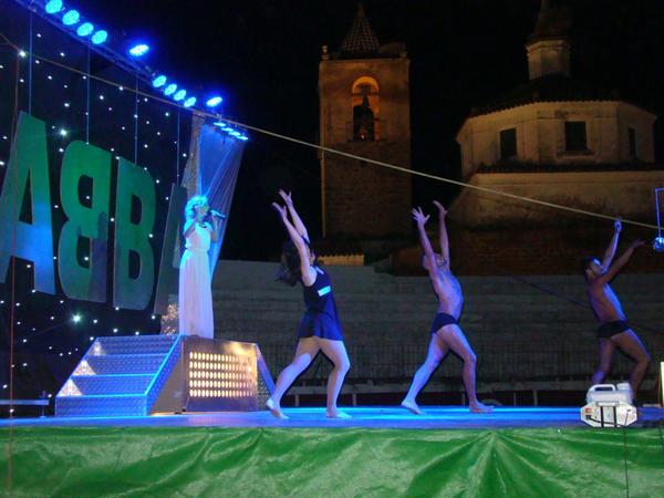HOYFregenal's tweet photo. Fregenal de la Sierra vibró con el espectáculo 'The Gold Experience ABBA' http://t.co/HdvOq29f1f http://t.co/OFvTJIrw0r