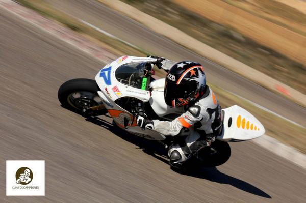 cuna_campeones's tweet photo. Nuestros pilotos ya se han entrenado en el circuito @InfoKotarr. ¡Mañana carreras! Fotos: https://t.co/xPjc2tgxbp http://t.co/vT8a0rWTn1