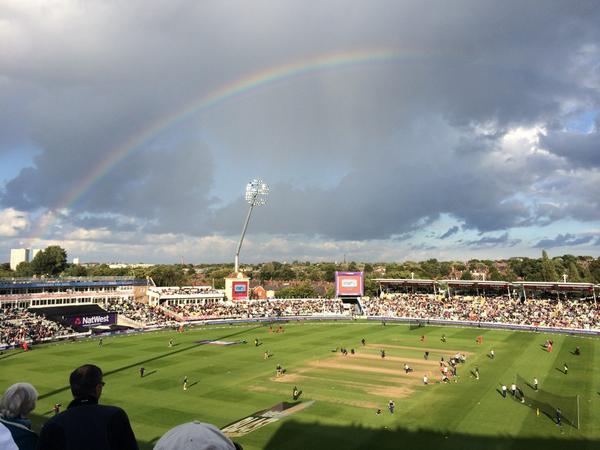 Enjoying the cricket really could go 4 a pizza though,wonder if they deliver #dominos #stagparty seat 376 Edgebaston
