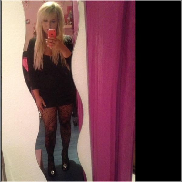 GabySrez's tweet photo. #ladiesnight#weekend#saturday#goout#friends#spaß#dresscode #black #dress#highheels #statementkette #blond #selfie... http://t.co/5v41vUdEYb
