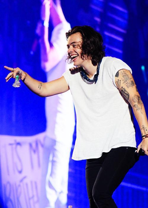 malikstrangers's tweet photo. você não faz ideia de como te ver sorrindo me faz bem #vote5sos http://t.co/8BFXTfTxmH