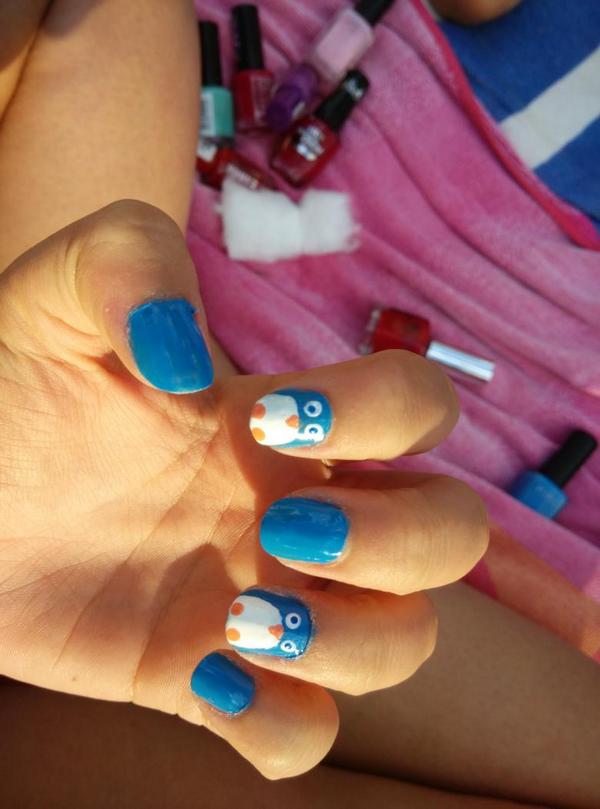 Mariabm93's tweet photo. Obra maestra de @adaay93 en mis uñas! #pingüis :) http://t.co/UWwlGGYKfe