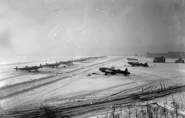 WWIIpix's tweet image. Avro Lancasters of No. 463 and 467 Squadron RAAF parked during a snow storm in Waddington, Lincolnshire. #WW2