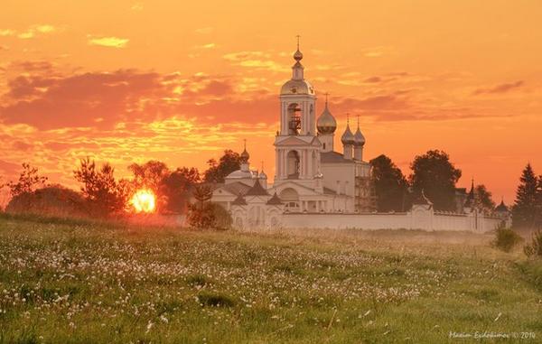 Слава божья москва. Лето утро храм. Православный храм летним утром. Православный храм летом. Православный храм на рассвете.