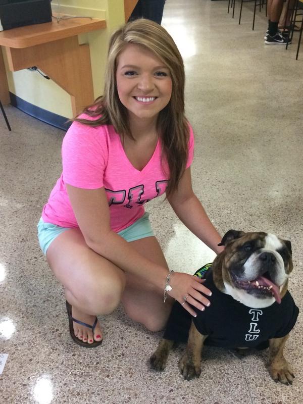 britt_miner's tweet photo. I had to take my picture with Lucky. π #TLUOrientation http://t.co/exKSsyAVW1