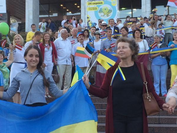 A Chain of Unity in #Kyiv: celebrating 25th anniv of Baltic way with Lithuania, Latvia, Estonia.