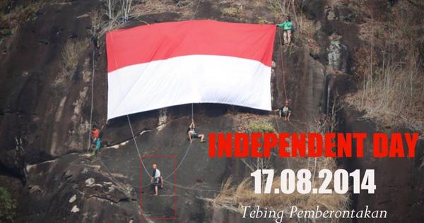ComodoMapala's tweet photo. Pengibaran bendera merah putih tebing pembrontakan sekber #kalteng http://t.co/SPhajqdh0k