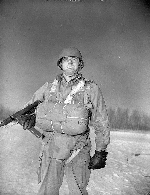6thairborne's tweet photo. Para w Sten at A35 Canadian Parachute Training Centre #ShiloCamp #Manitoba Canada 20/3/45 #1stCanadianParachuteBn http://t.co/xlF11oKSq8